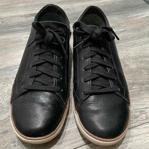 Dr. Scholl’s black sneaker